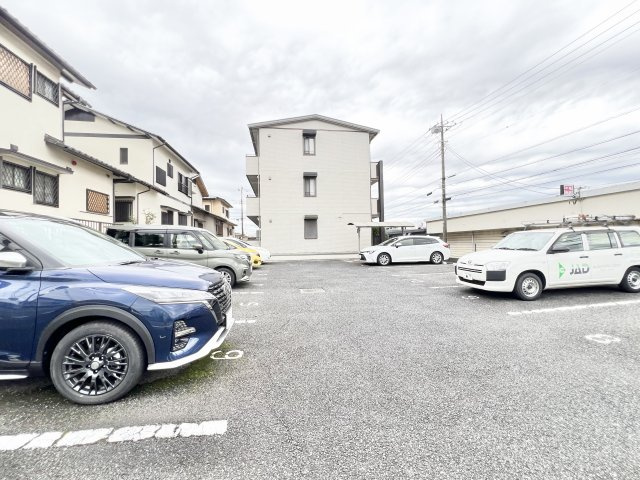 ロジュマンマエバラCの駐車場|カースペースがあります