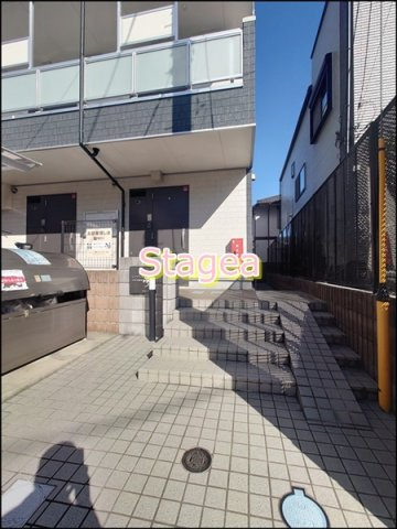 さいたま市中央区本町東５丁目のアパートのエントランス