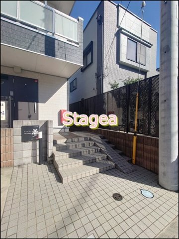 さいたま市中央区本町東５丁目のアパートのエントランス