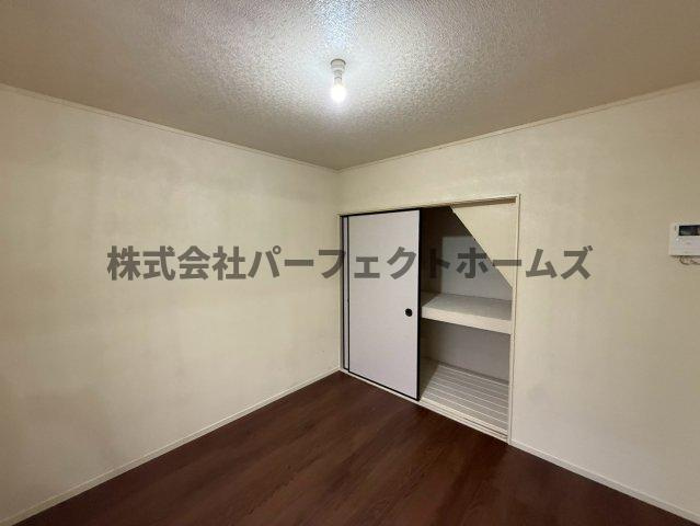 楠根南町テラスハウス　賃貸の洋室|落ち着いた色調の洋室です