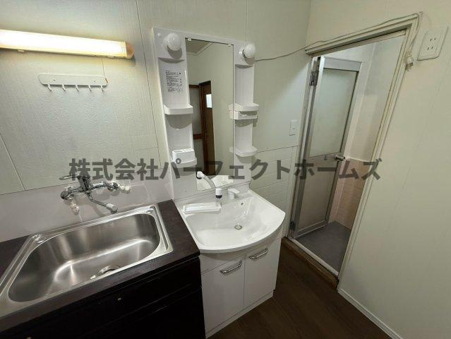 楠根南町テラスハウス　賃貸の独立洗面台|使いやすい洗面台です
