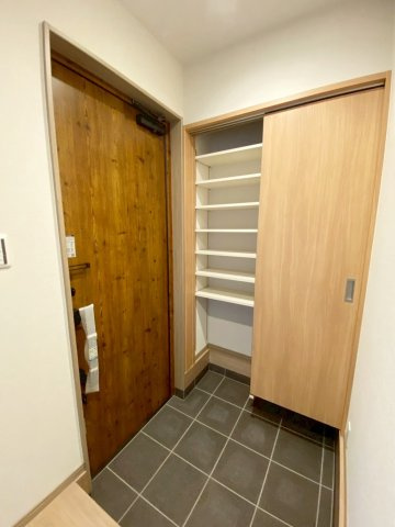 四ノ宮垣ノ内町　Aプラン|【施工例】
住まいの「顔」となる玄関。スッキリした玄関にできるシューズボックスは欠かせない存在ですね♪