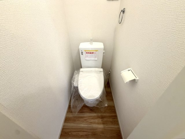 越谷市三野宮１期リガーレ　新築戸建のトイレ|清潔感があり落ち着けるトイレ空間。温水洗浄便座付きで毎日快適に使えます。