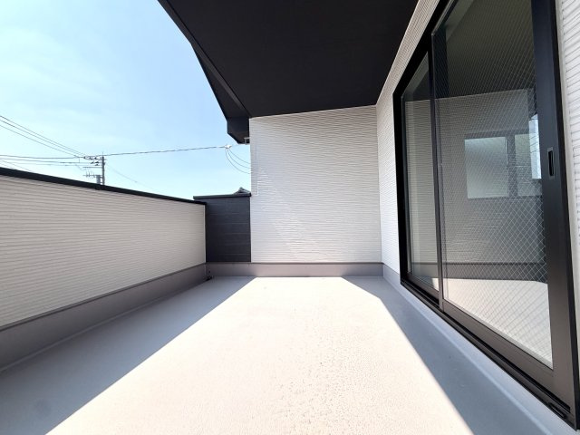 越谷市三野宮１期リガーレ　新築戸建のバルコニー|日当たりが良く洗濯物がよく乾くバルコニー。布団干しにも十分な広さがあります。