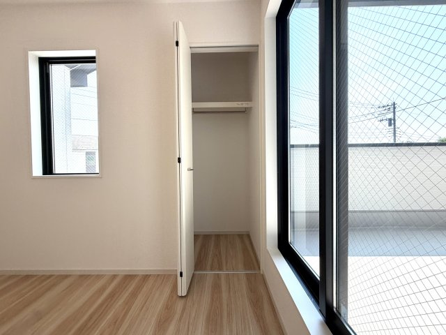 越谷市三野宮１期リガーレ　新築戸建の収納|ハンガーパイプと棚付きの使いやすい収納。丈の長い服もシワにならずしまえます。