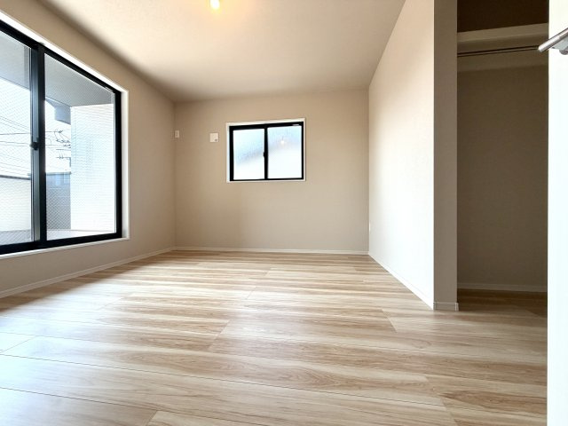 越谷市三野宮１期リガーレ　新築戸建の洋室|主寝室にぴったりな広さを備えた洋室。ダブルベッドを置いてもゆとりのある配置が可能です。