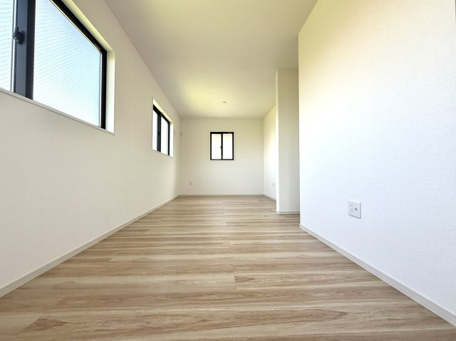 越谷市三野宮１期リガーレ　新築戸建の洋室|静かで落ち着いた環境の洋室は、集中したいデスクワークや趣味の部屋にもピッタリです。