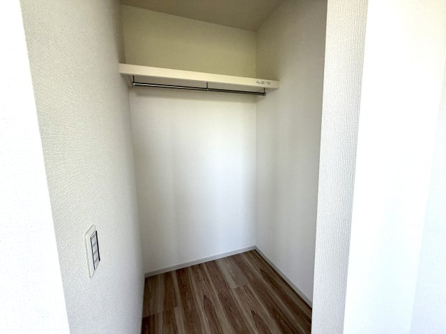越谷市三野宮１期リガーレ　新築戸建の収納|中の荷物が一目で見渡せる使いやすいクローゼット。サッと取り出せるので朝の身支度も時短になります。
