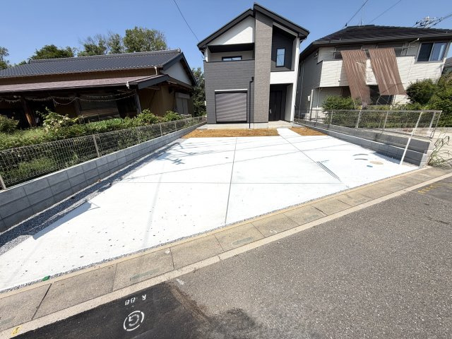 越谷市三野宮１期リガーレ　新築戸建の駐車場|並列で３台分の車を停められる広い駐車スペース。ご夫婦での複数台所有や来客時にも大変便利です。