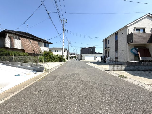 越谷市三野宮１期リガーレ　新築戸建の前面道路含む現地写真|舗装がしっかり整った綺麗な前面道路。歩道もありお子様の登下校や散歩も安全です。