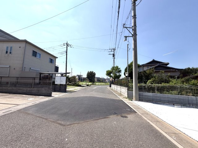 越谷市三野宮１期リガーレ　新築戸建の前面道路含む現地写真|突き当たりや交通の抜け道になっていない静かな道路。外からの侵入者が少なく防犯面も良好です。