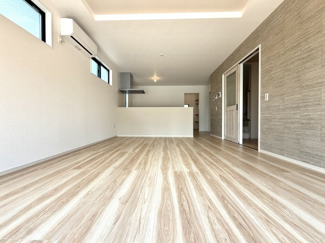 越谷市三野宮１期リガーレ　新築戸建の居間・リビング|開放感あふれる心地よいリビング空間。家族との会話が自然と弾む住まいの中心です。