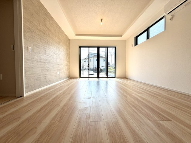 越谷市三野宮１期リガーレ　新築戸建の居間・リビング|落ち着いた雰囲気の居心地の良いリビング。大きな窓から明るい光が広がる空間です。