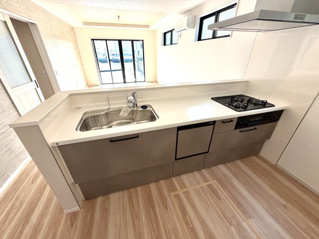 越谷市三野宮１期リガーレ　新築戸建のキッチン|お手入れがしやすく清潔に保てるキッチン。収納棚も充実しており作業もスムーズです。