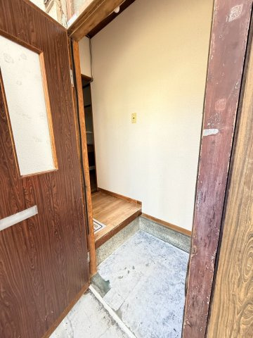 灘区城の下通アパートの玄関