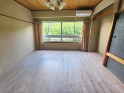 【洋室】 | 浜芦屋マンション | 2021年水廻り新調リフォーム・大規模修繕実施歴有り。南庭付き、戸建感覚のメゾネットタイプの住まい