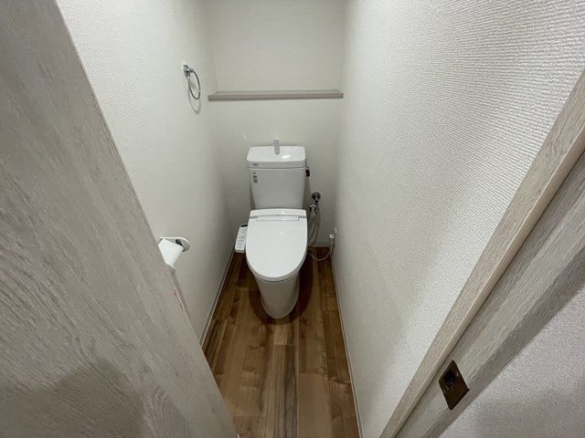 温水洗浄便座付きのトイレです♪