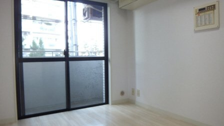 ハートハウス原木中山の居間・リビング|フローリング使用です。