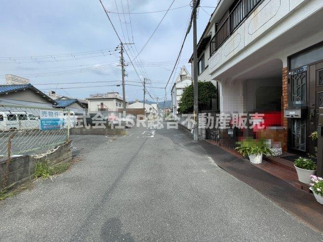 吉田3丁目中古戸建の前面道路含む現地写真|当日予約も大歓迎です！土日祝、雨の日やお子様連れのお客様の送迎も可能ですのでお気になさらずお問合せ下さい。お仕事終わりのお時間にも柔軟に対応致しますのでお気軽にお申し付け下さいませ。