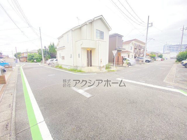 入間市久保稲荷5丁目　中古一戸建　～北西角地～の前面道路含む現地写真