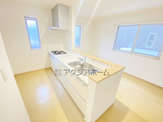 入間市久保稲荷5丁目　中古一戸建　～北西角地～のキッチン|オープンエアなカウンタータイプの対面キッチン