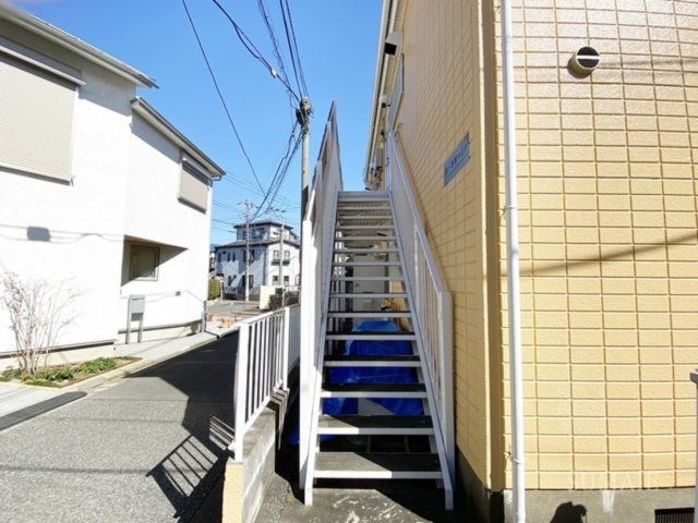 第一河村ハイツのその他共用部分|2階へ上がる階段です☆