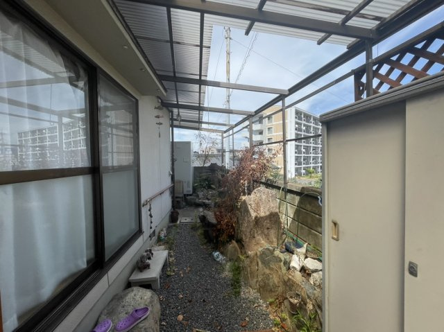 朝日ケ丘二丁目戸建の庭|日差しが心地よく届くお庭があり、洗濯物を干すスペースとしてだけでなく、憩いの場としても活躍します。