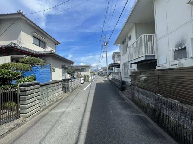 朝日ケ丘二丁目戸建の前面道路含む現地写真|前面道路は南側に面しており、周辺は落ち着いた住宅街のため、静かで穏やかな生活環境が整っています。