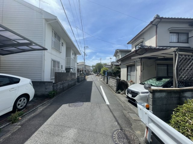 朝日ケ丘二丁目戸建の前面道路含む現地写真|車通りが少なく落ち着いた印象の前面道路は、南側からの陽光を遮るものがなく明るい立地が魅力です。