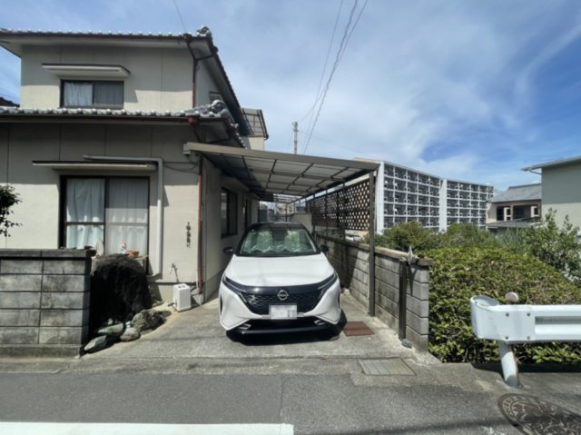 朝日ケ丘二丁目戸建の駐車場|敷地内には大切なお車を停められる駐車スペースが１台分確保されており、毎日の移動にも大変便利です。