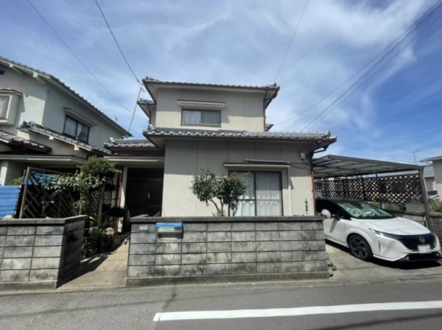 朝日ケ丘二丁目戸建の外観|落ち着きのある佇まいの外観が魅力で、前面道路は幅員４ｍの公道に面しており毎日の出入りもスムーズです。