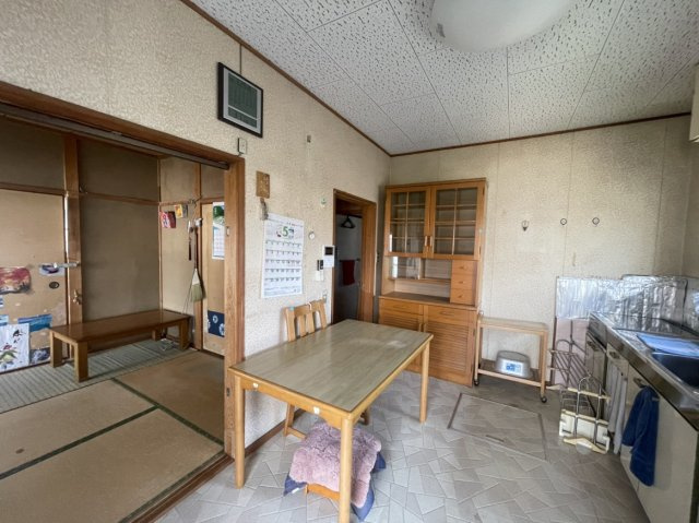 朝日ケ丘二丁目戸建のキッチン|壁付けタイプのキッチンで空間を広く活用でき、お好みのテーブルを置いて団らんの時間を過ごせます。