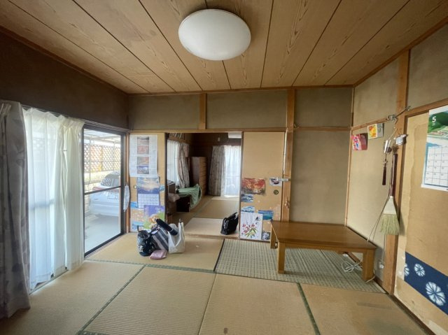 朝日ケ丘二丁目戸建の和室|１階北側の和室は静かで落ち着ける空間となっており、来客時の応接間や趣味の部屋としても活用できます。