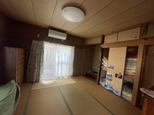朝日ケ丘二丁目戸建の和室|南向きの大きな窓から温かな日差しが届く和室は、日中は照明をつけなくても明るく開放感にあふれます。