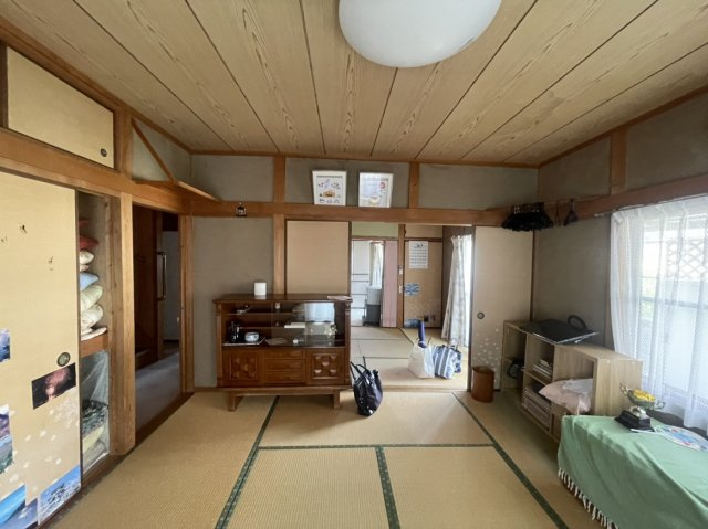 朝日ケ丘二丁目戸建の和室|明るい光が差し込む南側の和室は、日向ぼっこを楽しみながらお茶を飲むような、贅沢な時間を演出します。