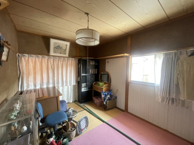 朝日ケ丘二丁目戸建の和室|南向きの窓からたっぷりと光が注ぐ２階の和室は、朝の目覚めも爽やかに感じられそうな明るいお部屋です。