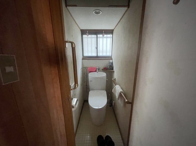 朝日ケ丘二丁目戸建のトイレ|コンパクトながらも窓があるため圧迫感を感じにくく、清潔感あふれる空間が保たれた快適なトイレです。