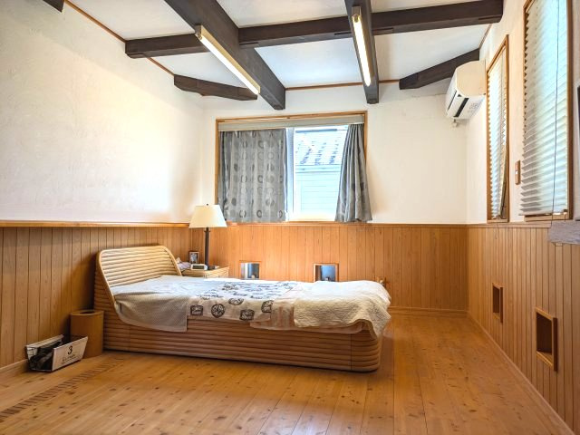 東金市西福俵　中古戸建の洋室|ガレージ 地下倉庫 サンルーム付き 合計5台可 東金線福俵駅徒歩約5分 都市ガス上下水 RC造3階