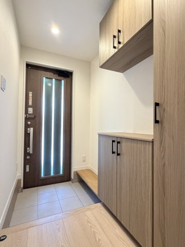 四ノ宮垣ノ内町　3階建て駐車2台プラン|【施工例】
住まいの「顔」となる玄関。スッキリした玄関にできるシューズボックスは欠かせない存在ですね♪