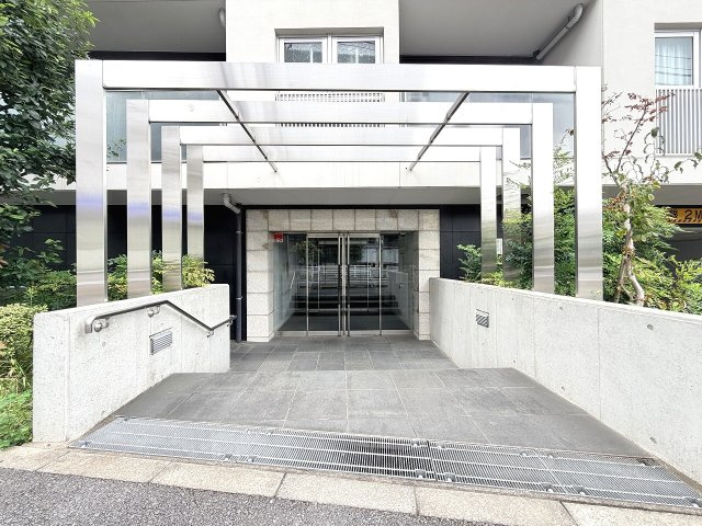【エントランス】 | ウィンシティ成増（成増店） | 幾何学的なゲートが描く、都会の憧れ。毎日を誇らしく迎える、モダンアートのようなエントランス。