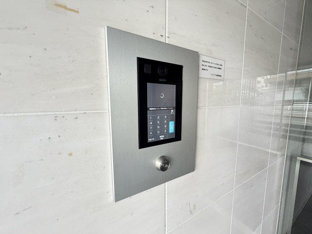 【ロビー】 | ウィンシティ成増（成増店） | カギひとつで守る、大切な暮らしの安全。オートロック付きで防犯性を高めた、安心と快適が続く住まい。スマートな防犯設備が毎日の寛ぎを約束します。