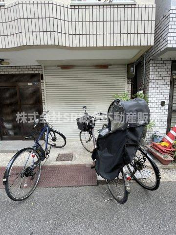 俊徳町5丁目中古戸建の駐車場|お車をお持ちの方には必要な駐車場は駐車スペース1台分（車種による）です！シャッター付き車庫なので雨風から愛車を守れます！