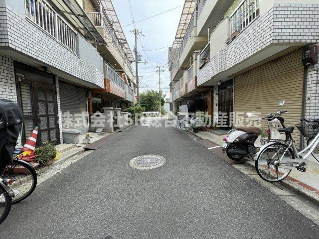 俊徳町5丁目中古戸建の前面道路含む現地写真|当日予約も大歓迎です！土日祝、雨の日やお子様連れのお客様の送迎も可能ですのでお気になさらずお問合せ下さい。お仕事終わりのお時間にも柔軟に対応致しますのでお気軽にお申し付け下さいませ。