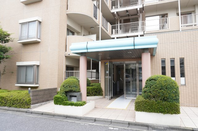 エフローレ東越谷市役所前中央通りのエントランス