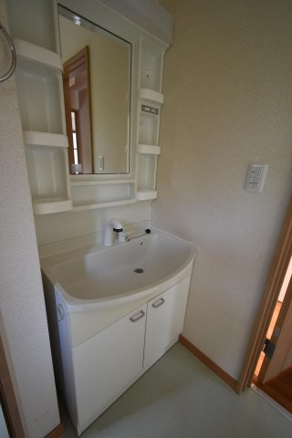 上津中村貸家の洗面所|明るい洗面所です