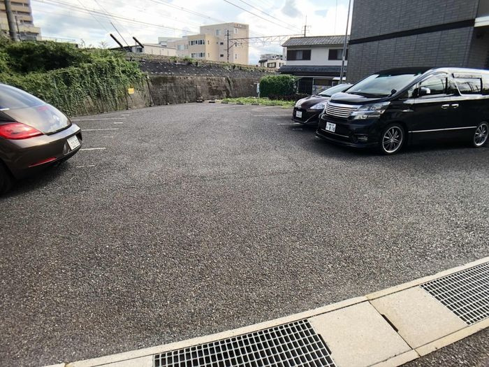 ホワイトクレインの駐車場