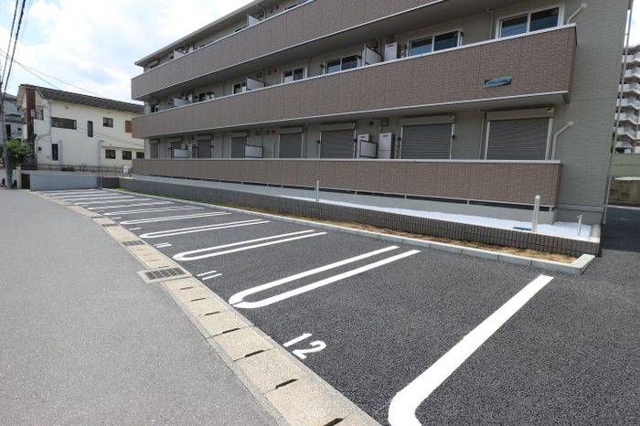 アヴェニール明原の駐車場