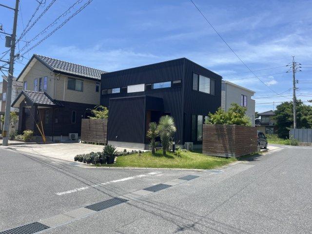 富益町中古戸建【Q】の前面道路含む現地写真|前面道路は幅員約6ｍの角地にあります。車の運転も安心の環境になります。