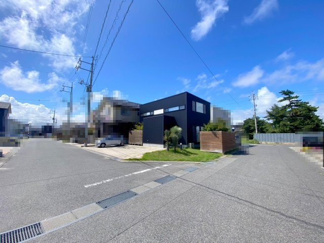 富益町中古戸建【Q】の前面道路含む現地写真|前面道路は幅員約6ｍの角地にあります。車の運転も安心の環境になります。