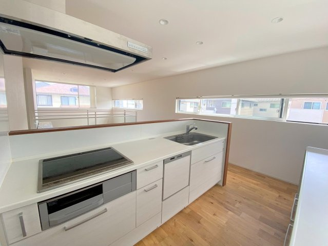 富益町中古戸建【Q】のキッチン|対面キッチンとカップボード及びパントリーを完備した住宅になります。